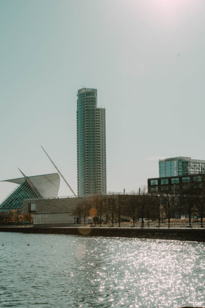 Milwaukee skyline and waterfront featuring a tall skyscraper and the white wings of the Art Museum