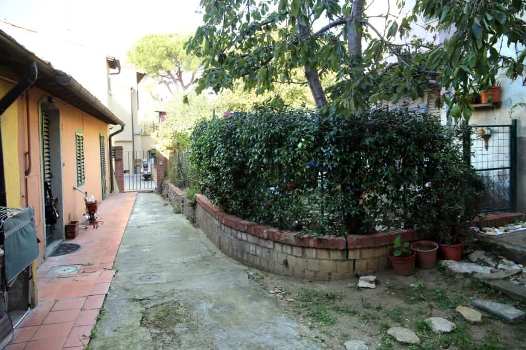 The garden of Pietro Pacciani's former house in Mercatale Val di Pesa, photographed in 2016